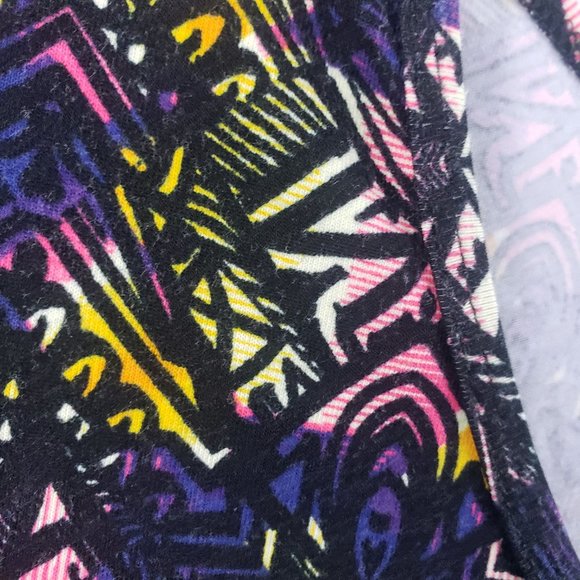 LuLaRoe Women's Black Pink Aztec Pyramid Short Sleeve Tunic Shirt Top Blouse - Picture 4 of 16